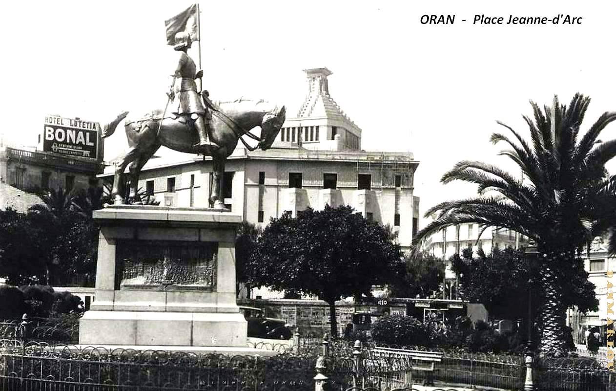 Oran - Place Jeanne d'Arc - Statue.jpg